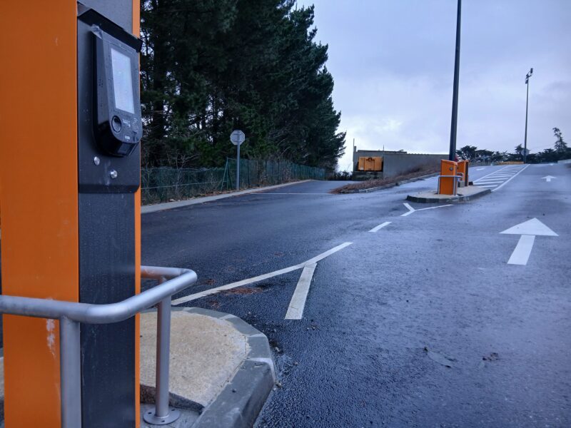 Borne de contrôle à l’entrée de la déchetterie